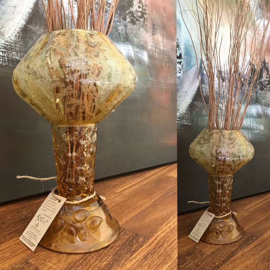Pris: 500,- Vase av gjenbruksglass. Høyde 24 cm. (Solgt!)